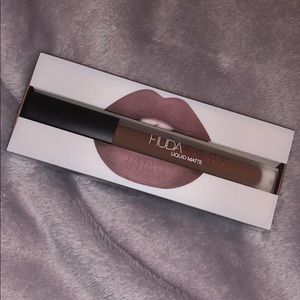Huda Beauty Liquid Matte Lipstick in Flirt